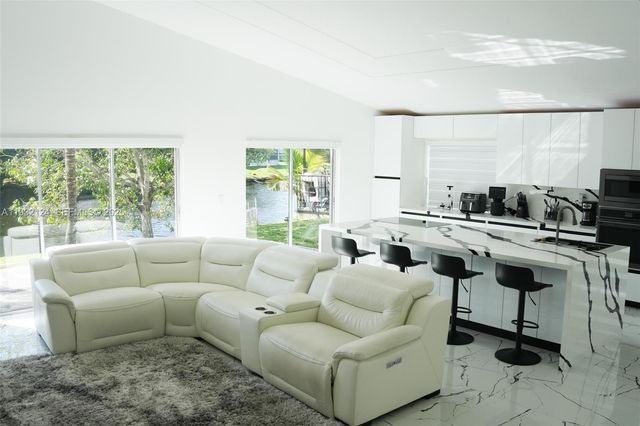 9670 Glacier Dr, Miramar, FL 33025