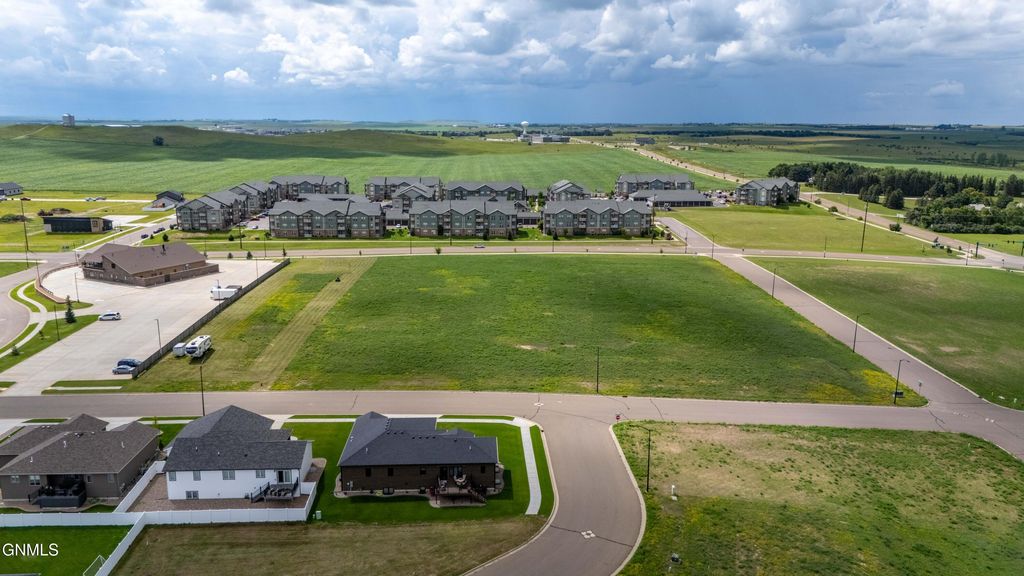 000 State Avenue, Dickinson, ND 58601 photo 2