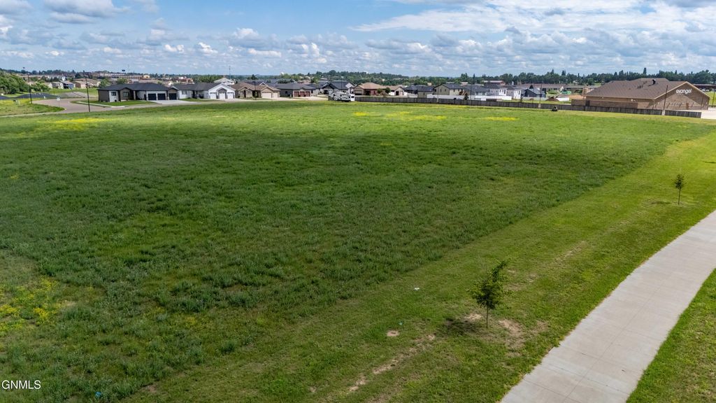 000 State Avenue, Dickinson, ND 58601 photo 3