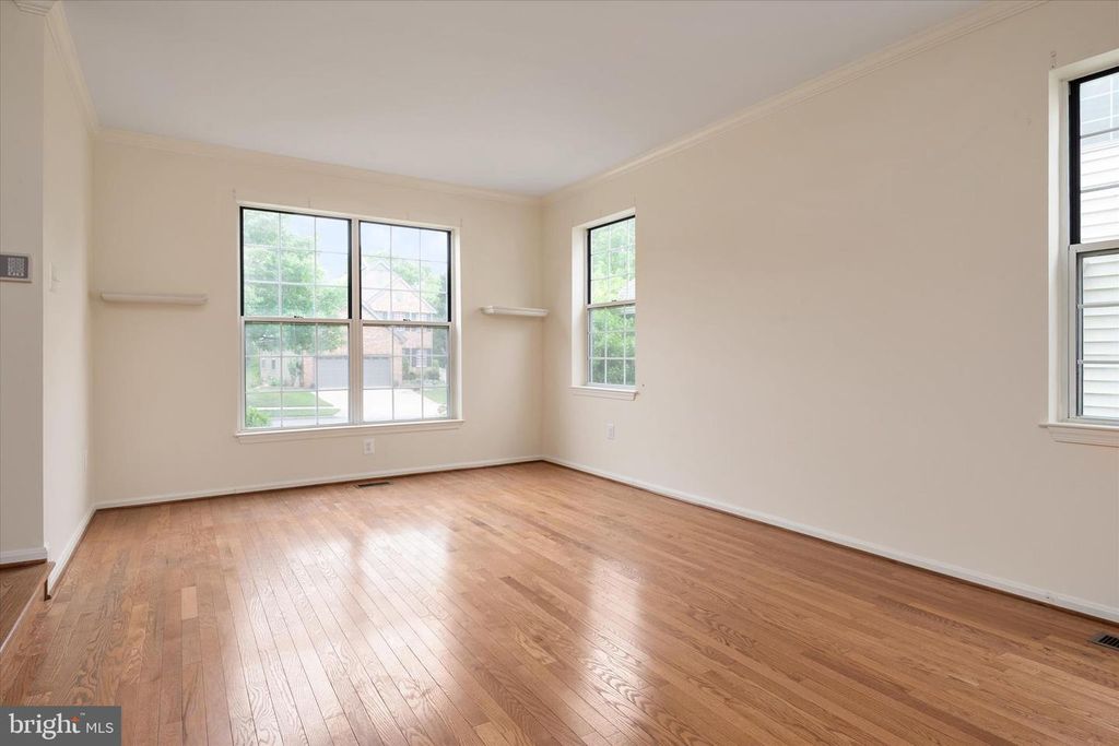 Image 6 of property listing at 7912 KARA CT, Greenbelt, MD 20770