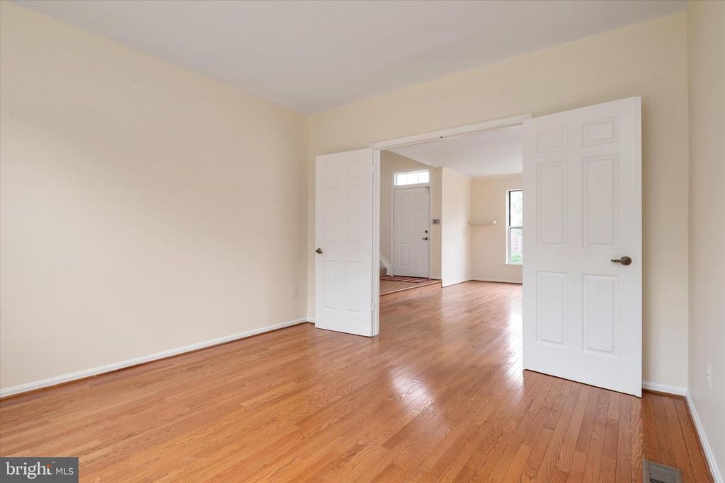 Image 9 of property listing at 7912 KARA CT, Greenbelt, MD 20770