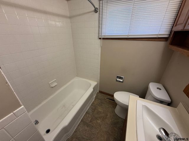 7130 Englewood Drive, Lincoln, NE 68510