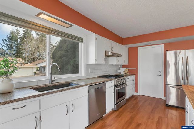 1694 Sunrise Cir NW, Salem, OR 97304