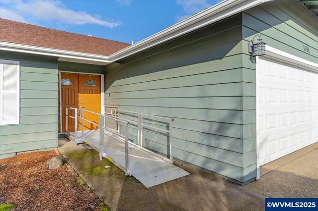 1694 Sunrise Cir NW, Salem, OR 97304