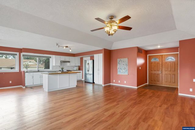 1694 Sunrise Cir NW, Salem, OR 97304