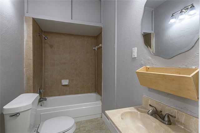 4620 Clay B, Houston, TX 77023