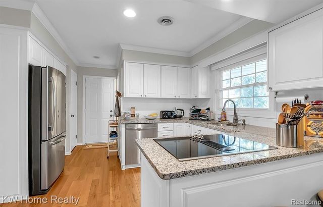 6572 Spruce Drive, Bloomfield Hills, MI 48301