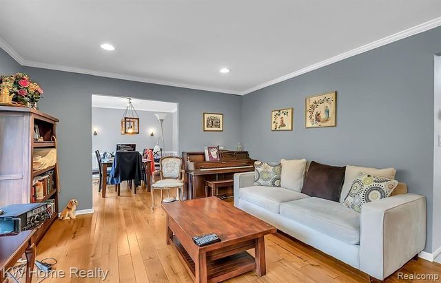 6572 Spruce Drive, Bloomfield Hills, MI 48301