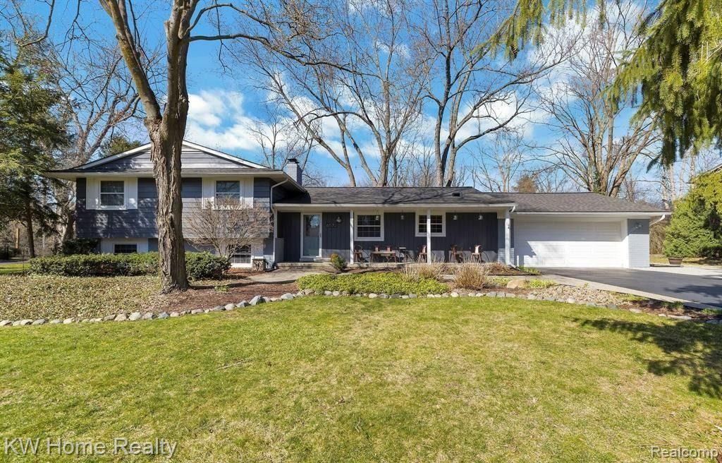 6572 Spruce Drive, Bloomfield Hills, MI 48301