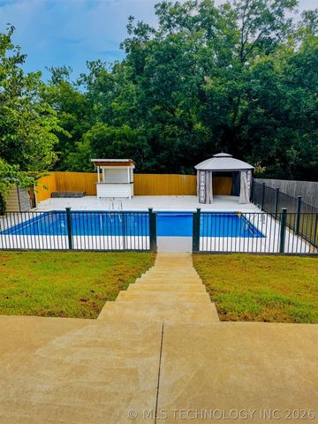 2502 W Driftwood Drive, Claremore, OK 74017