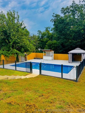 2502 W Driftwood Drive, Claremore, OK 74017