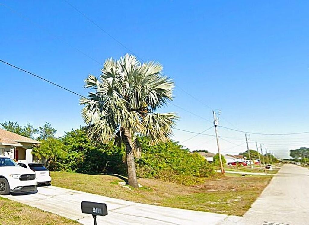 2706 27th Street SW, Lehigh Acres, FL 33976