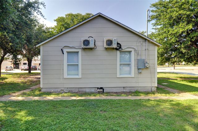 300 Meadow Park Drive, White Settlement, TX 76108