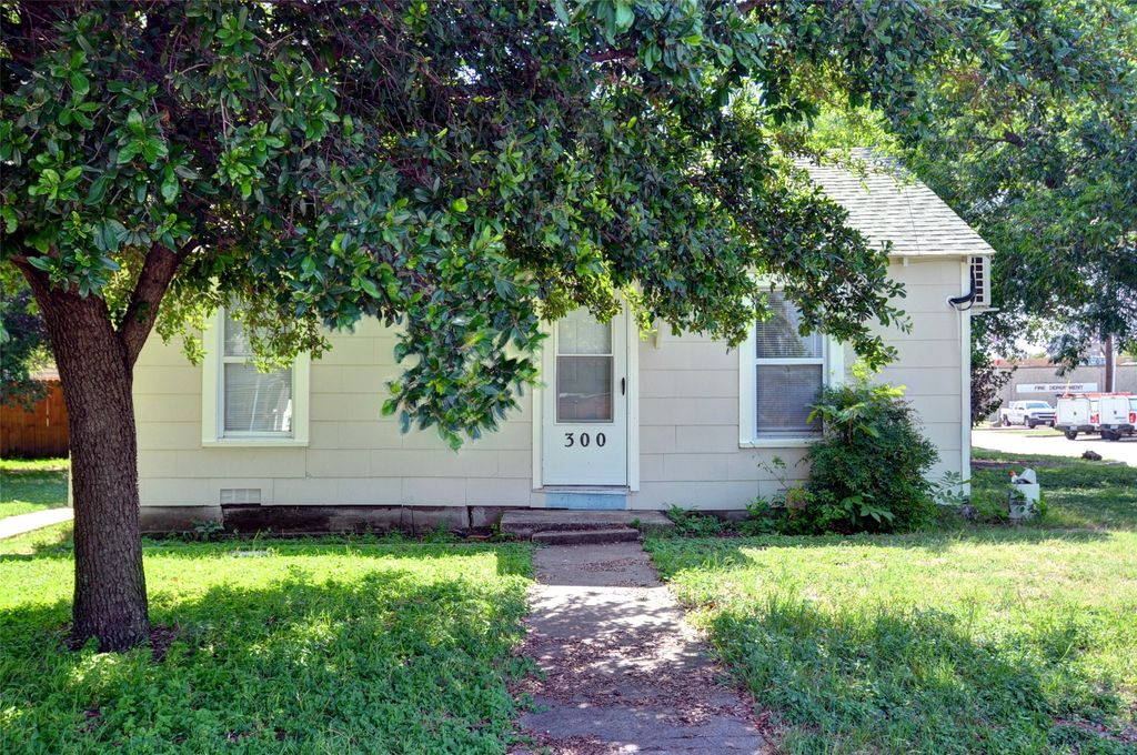 300 Meadow Park Drive, White Settlement, TX 76108