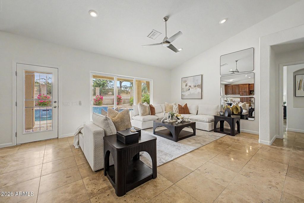 Image 11 of property listing at 875 W BEECHNUT Drive, Chandler, AZ 85248