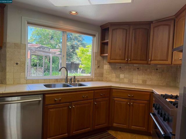 2849 Saint Joseph Dr, Concord, CA 94518