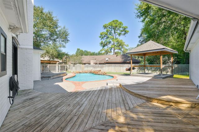 8015 Pinehurst Trail Circle, Humble, TX 77346