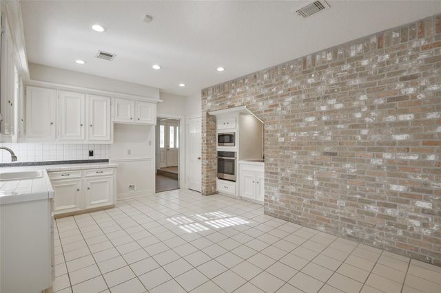 8015 Pinehurst Trail Circle, Humble, TX 77346