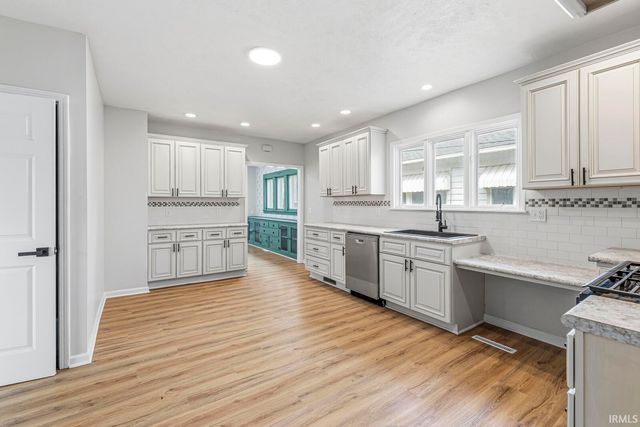 930 S 28th Street, South Bend, IN 46615