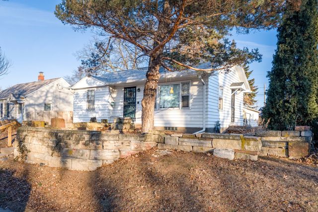 1910 W Pleasant Street, Davenport, IA 52084