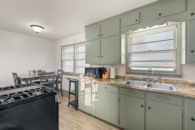 1910 W Pleasant Street, Davenport, IA 52084