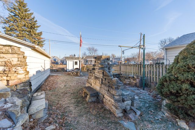 1910 W Pleasant Street, Davenport, IA 52084