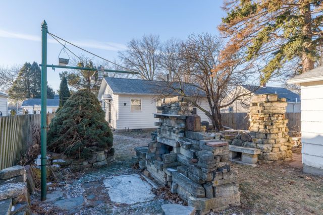 1910 W Pleasant Street, Davenport, IA 52084