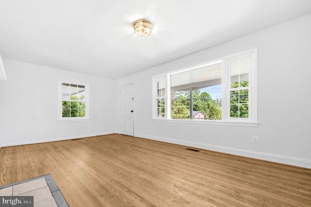 10705 OAK PL, Fairfax, VA 22030