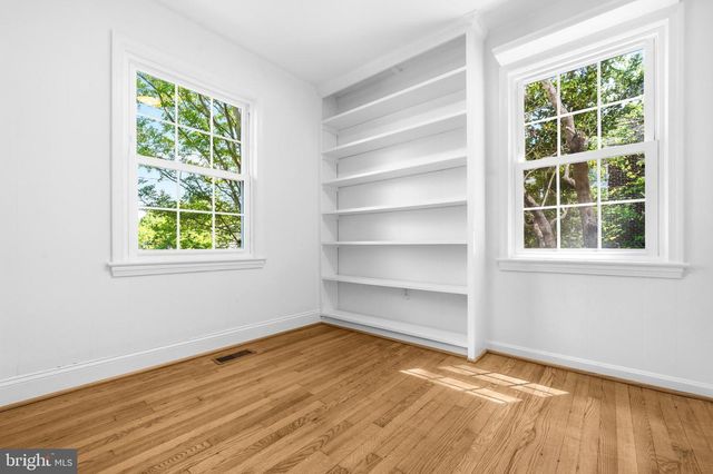 10705 OAK PL, Fairfax, VA 22030