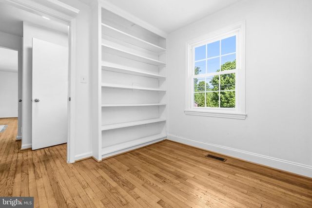 10705 OAK PL, Fairfax, VA 22030