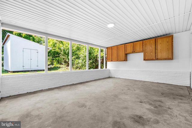 10705 OAK PL, Fairfax, VA 22030