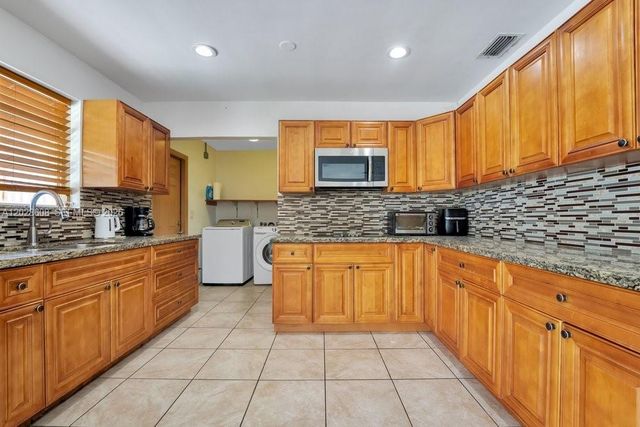 6570 Hayes St, Hollywood, FL 33024
