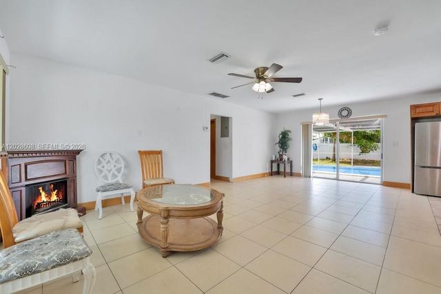 6570 Hayes St, Hollywood, FL 33024