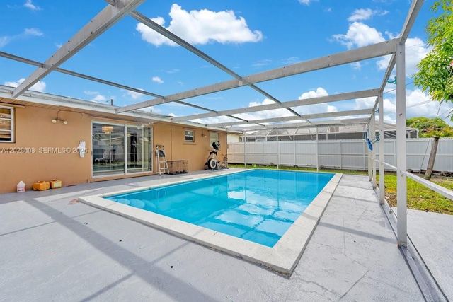 6570 Hayes St, Hollywood, FL 33024