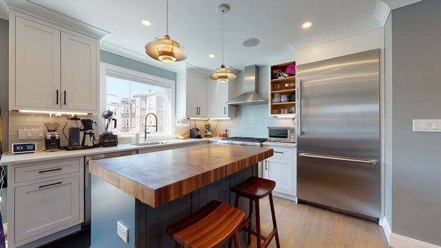 459 E 8th 1, Boston, MA 02127