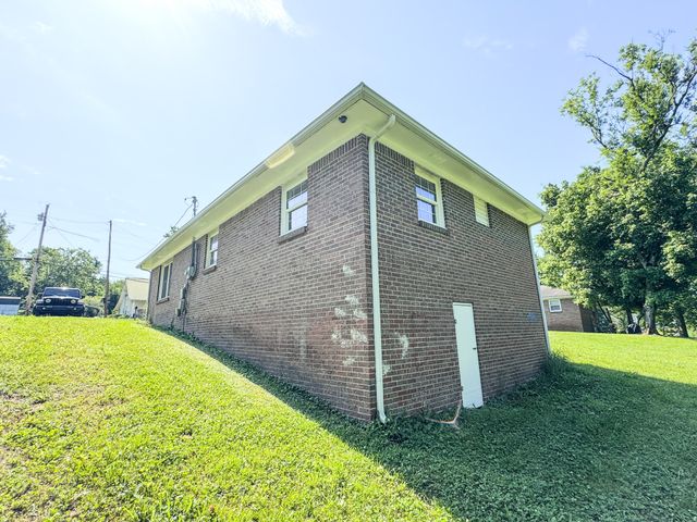 211 Hayes St, Hartsville, TN 37074