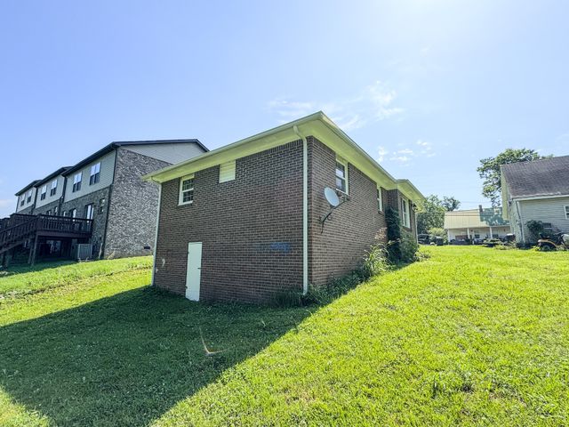 211 Hayes St, Hartsville, TN 37074