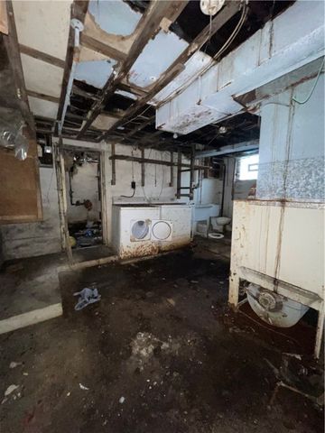 805 Oak St, Duquesne, PA 15110