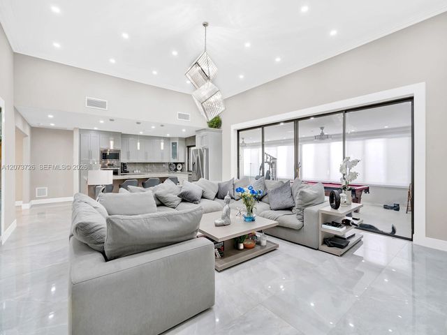 621 E Tropical Way, Plantation, FL 33317