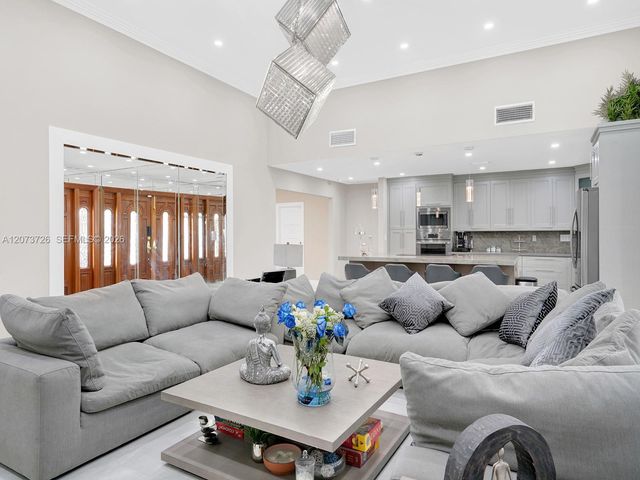 621 E Tropical Way, Plantation, FL 33317