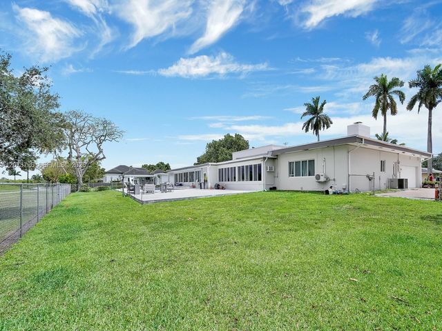 621 E Tropical Way, Plantation, FL 33317