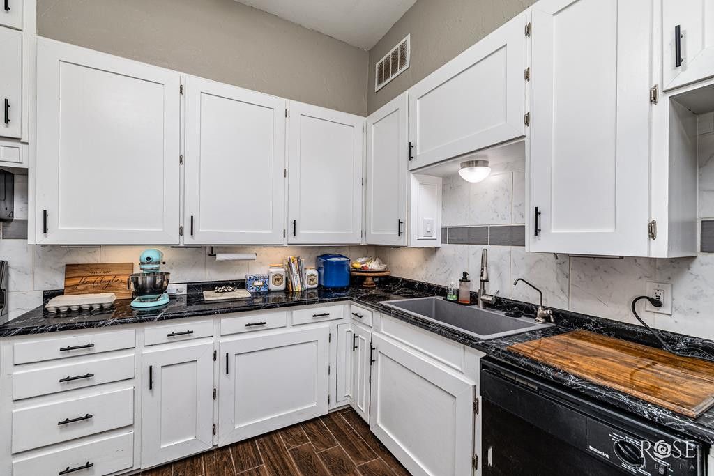 Image 17 of property listing at 1022 N Jefferson Street, San Angelo, TX 76901
