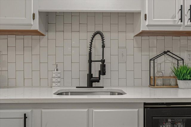 23 Brookside LN, Moneta, VA 24121