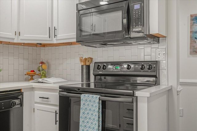 23 Brookside LN, Moneta, VA 24121