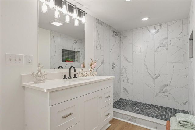 23 Brookside LN, Moneta, VA 24121