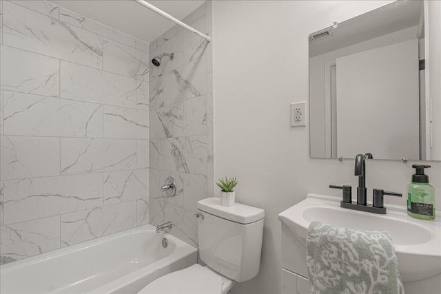 23 Brookside LN, Moneta, VA 24121