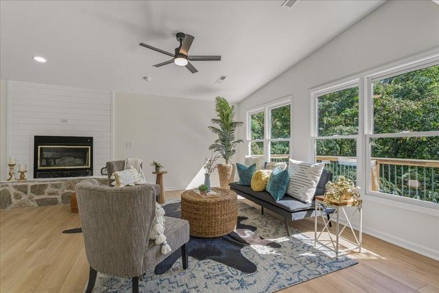 23 Brookside LN, Moneta, VA 24121