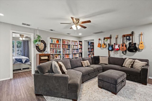 809 W Bridge Street, Weatherford, TX 76086