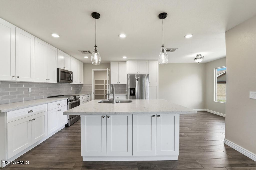 Image 10 of property listing at 3165 W ZACHARY Drive, Phoenix, AZ 85027