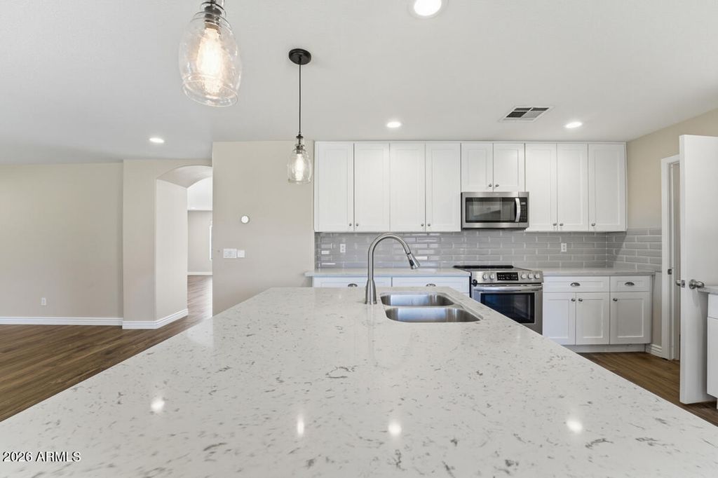 Image 12 of property listing at 3165 W ZACHARY Drive, Phoenix, AZ 85027